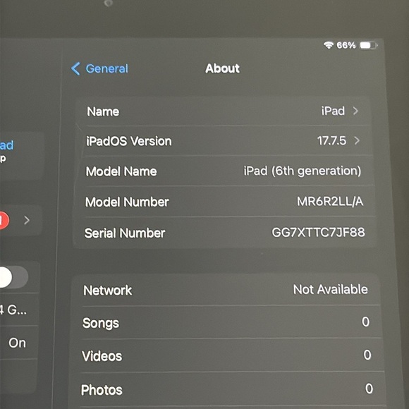 Apple IPad 6th generation 32GB IOS 17.7.5 black and grey - Picture 3 of 4